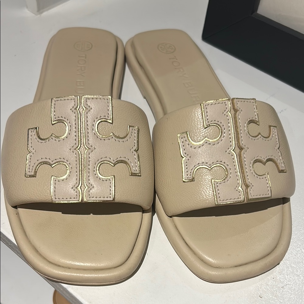 Tory Burch Cream Sandals with Iconic Logo